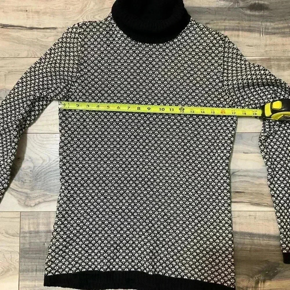 Karen Scott turtleneck sweater size medium - Picture 6 of 9